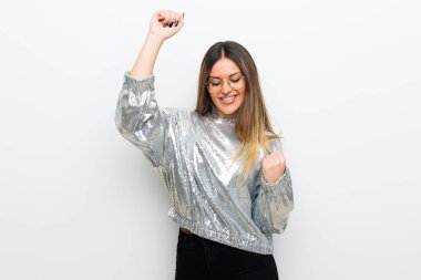 Genç kadın üzerinde beyaz duvar bir zaferini kutluyor gözlük