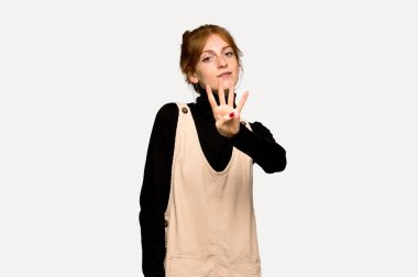 Genç Kızıl saçlı kadın mutlu ve sayım dört parmaklı gri arka plan üzerinde