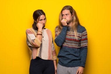 Hippi çift sarı arka plan şüpheleri üzerinde