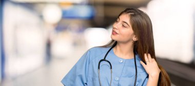 Genç hemşire hastanede kafa çizilmemesi iken bir fikir düşünüyorum