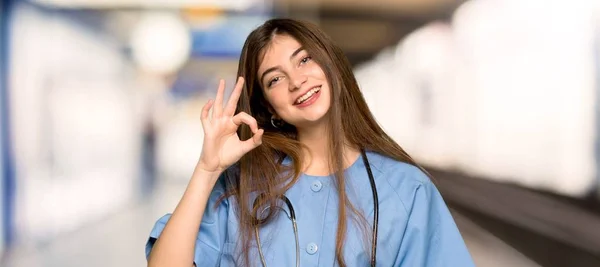Junge Krankenschwester Zeigt Ein Zeichen Mit Fingern Krankenhaus — Stockfoto