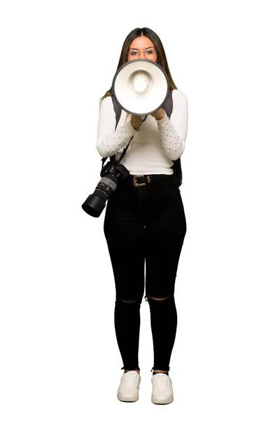 Bir Megafon Ile Bağırarak Genç Fotoğrafçı Kadının Tam Vücut — Stok fotoğraf