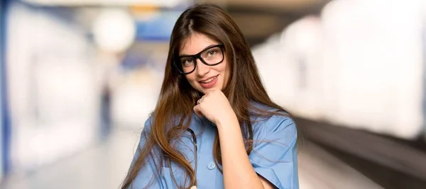 Młoda Pielęgniarka Okulary Uśmiechając Się Szpitalu — Zdjęcie stockowe