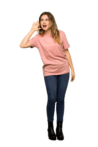 분홍색 스웨터 배경에 뭔가를 여자의 — 스톡 사진