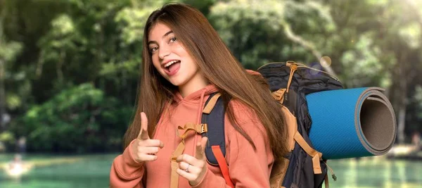 Turysta Dziewczyna Skierowaną Przodu Uśmiechając Się Zewnątrz — Zdjęcie stockowe