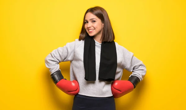 Junge Sportlerin Über Gelbem Hintergrund Mit Boxhandschuhen — Stockfoto