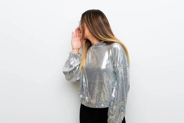 Mujer Joven Con Gafas Sobre Pared Blanca Gritando Con Boca — Foto de Stock