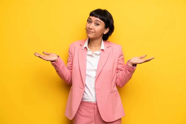 Donna Moderna Con Abito Lavoro Rosa Che Dubbi Mentre Solleva — Foto Stock