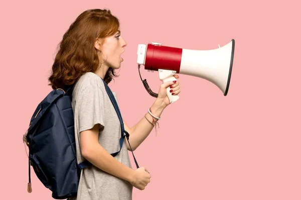 Joven Estudiante Pelirroja Gritando Través Megáfono Sobre Fondo Rosa — Foto de Stock