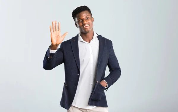 Bonito Homem Afro Americano Vestindo Casaco Saudando Com Mão Com — Fotografia de Stock