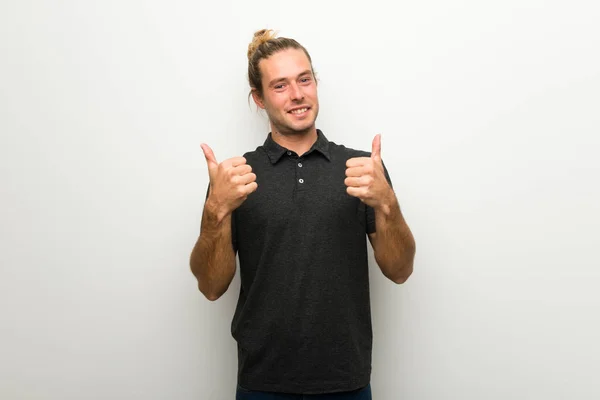 Blonde Man Met Lange Haren Witte Muur Geven Een Duim — Stockfoto