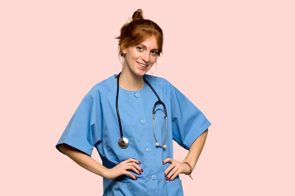 Νέοι Κοκκινομάλλα Νοσοκόμα Ποζάρει Όπλα Στο Ισχίο Και Γέλιο Ροζ — Φωτογραφία Αρχείου