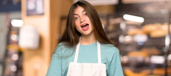 Девушка Фартуке Удивлением Шокированным Выражением Лица Пекарне — стоковое фото