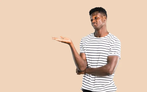 Dark Skinned Man Med Randig Skjorta Missnöjda Och Frustrerade Med — Stockfoto