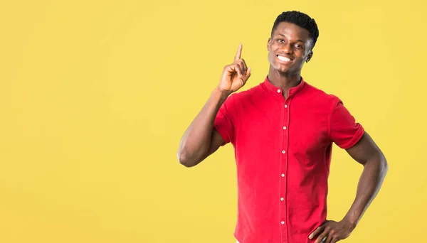 Молодий Афроамериканець Людиною Показуючи Піднімаючи Палець Знак Кращих Жовтому Фоні — стокове фото