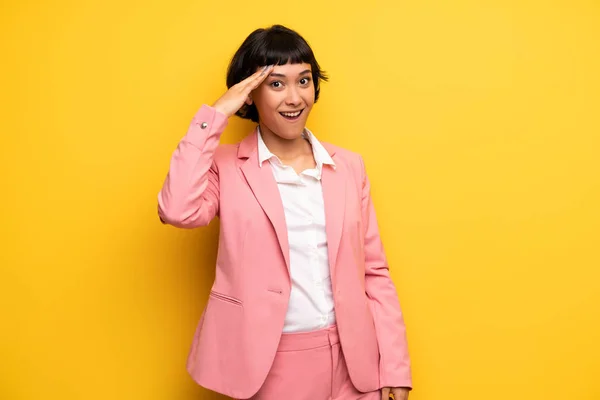 Moderna Kvinnan Med Rosa Kostym Har Bara Insett Något Och — Stockfoto