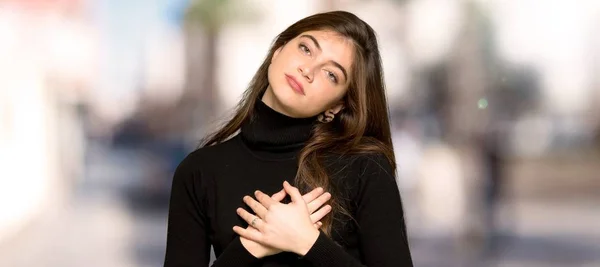 Chica Bonita Que Tiene Dolor Corazón Aire Libre — Foto de Stock