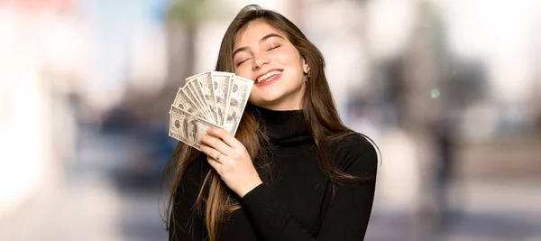 Menina Bonita Tomando Monte Dinheiro Livre — Fotografia de Stock