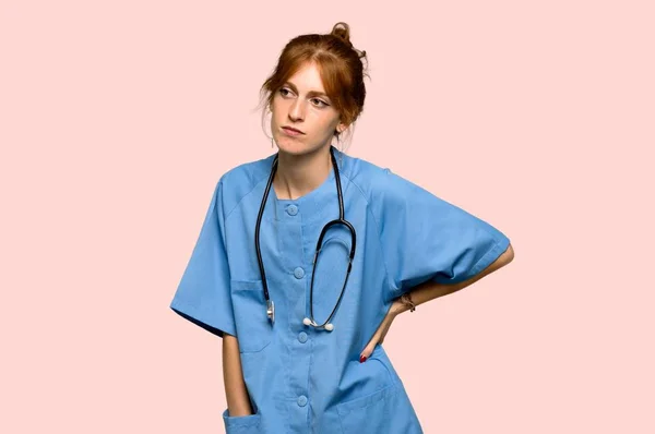 Jovem Enfermeira Ruiva Sofrendo Dor Nas Costas Por Ter Feito — Fotografia de Stock