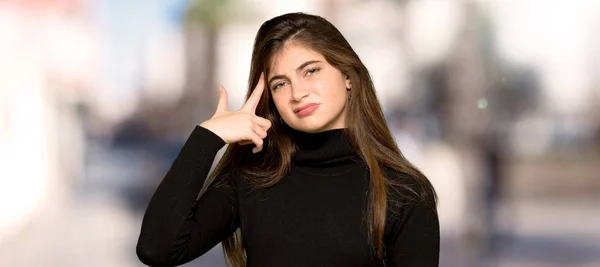 Mooi Meisje Maken Het Gebaar Van Waanzin Vinger Zetten Door — Stockfoto