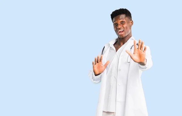 Médico Afroamericano Está Poco Nervioso Asustado Estirando Las Manos Frente —  Fotos de Stock