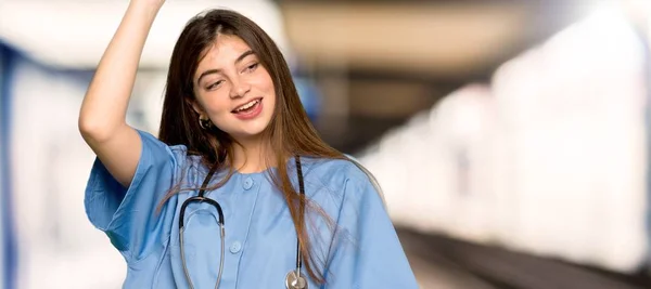 Jovem Enfermeira Comemorando Uma Vitória Hospital — Fotografia de Stock