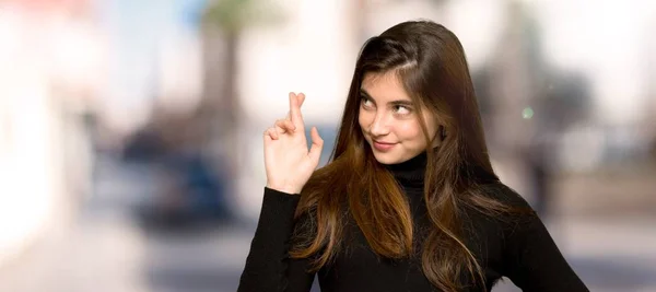 Pretty Girl Fingers Crossing Wishing Best Outdoors — Stock Photo, Image