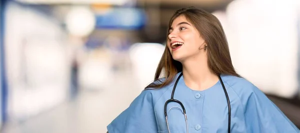 Νέοι Νοσοκόμα Ποζάρει Όπλα Στο Ισχίο Και Γέλιο Ένα Νοσοκομείο — Φωτογραφία Αρχείου