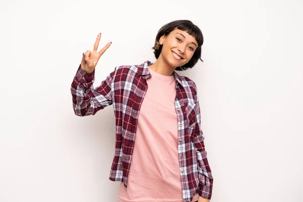 Jovem Com Cabelo Curto Sorrindo Mostrando Sinal Vitória — Fotografia de Stock