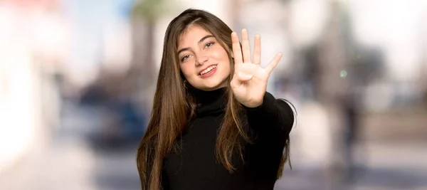 Menina Bonita Feliz Contando Quatro Com Dedos Livre — Fotografia de Stock