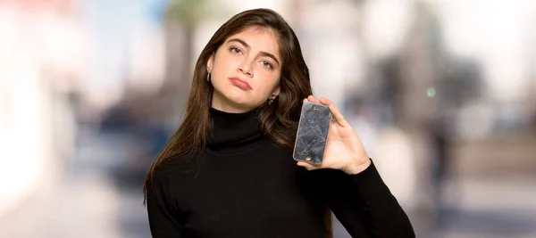 Menina Bonita Chateada Com Telefone Quebrado Livre — Fotografia de Stock