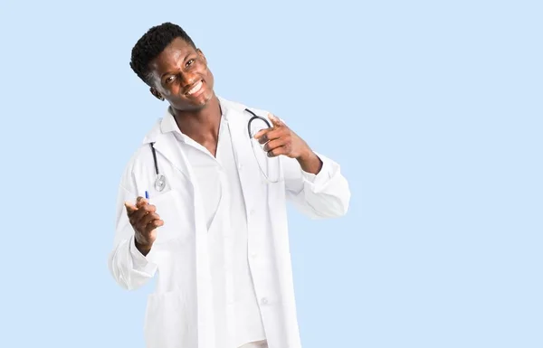 Afroamericano Medico Punti Dito Voi Sorridendo Isolato Sfondo Blu — Foto Stock