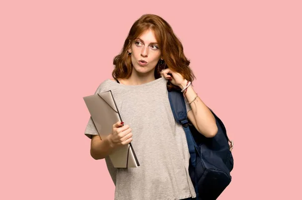 Unga Rödhårig Student Med Hel Del Värme Över Rosa Bakgrund — Stockfoto