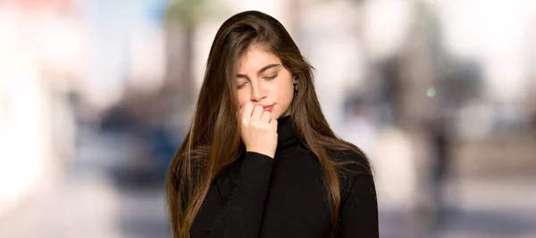 Mooi Meisje Twijfels Open Lucht — Stockfoto