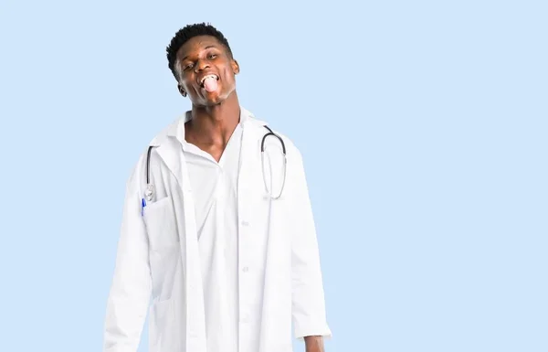 Afro Americano Medico Mostrando Lingua Fotocamera Avendo Divertente Sguardo Isolato — Foto Stock