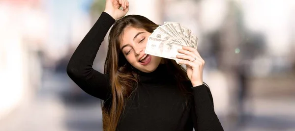 Menina Bonita Tomando Monte Dinheiro Livre — Fotografia de Stock