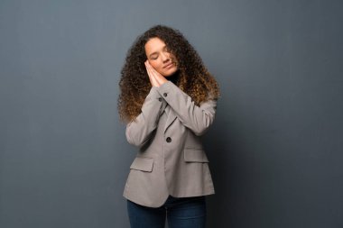 Genç kız mavi duvar yapım uyku hareketle dorable ifade üzerinde