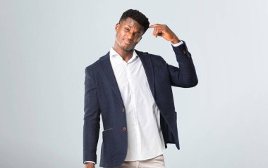 Afro-Amerikan yakışıklı ayakta ve ince bir ceket