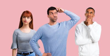 Grup üç arkadaş şüpheleri ve karıştırmayın yüz Nice ile