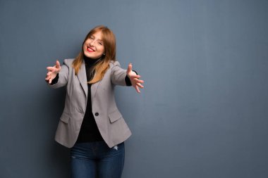 Sunulması ve el ile gelmek davet redhead iş kadını