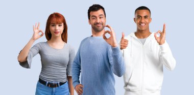 Parmaklar ok işaretiyle gösterilen üç arkadaş grubu