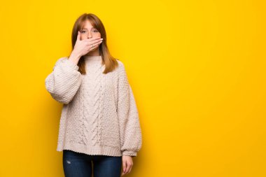 Sarı duvar kaplama ağız uygunsuz bir şey söylediğin için elleri olan Kızıl saçlı kadın