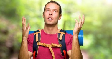 Dağ backpacker dağ kötü bir durumda tarafından hayal kırıklığına adamla uzun yürüyüşe çıkan kimse