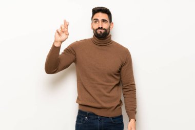 Beyaz duvar ile en iyi dilek ve geçiş parmak yakışıklı adam