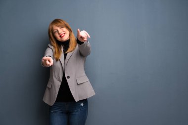 Gülümseyen süre redhead iş kadın puan parmak sana
