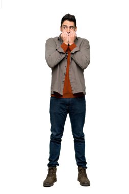 Biraz gergin ve korkmuş koyarak eller izole beyaz zemin üzerine ağzına sakallı yakışıklı adamın tam uzunlukta vurulur