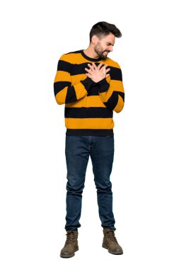 Çizgili kazaklı izole beyaz zemin üzerine kalbinde bir acı çekiyor yakışıklı adamın tam uzunlukta atış