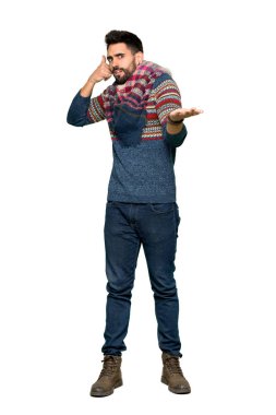 Telefon jest yapma ve izole beyaz arka plan üzerinde şüphe hippi insanın tam uzunlukta atış