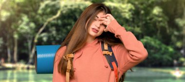 Uzun yürüyüşe çıkan kimse kız açık havada yorgun ve hasta ifade ile