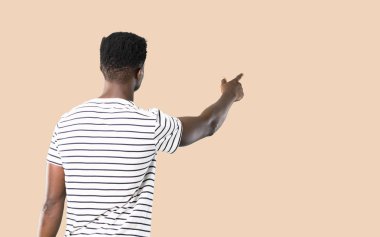 Çizgili gömlekli dizini ile işaret ile adam koyu tenli